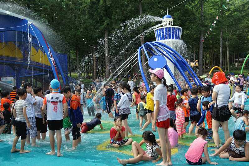  7월 21일 개장하는 어린이대공원 물놀이장 키드키득파크에서 어린이들이 물놀이는 하는 모습