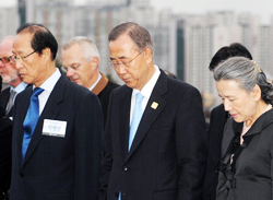 반기문 총장, 부산 UN기념공원 참배 기사 이미지