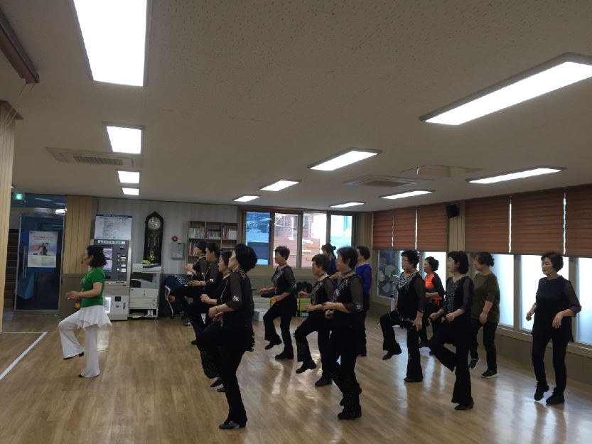 범일1동 라인댄스 수업 모습 사진1