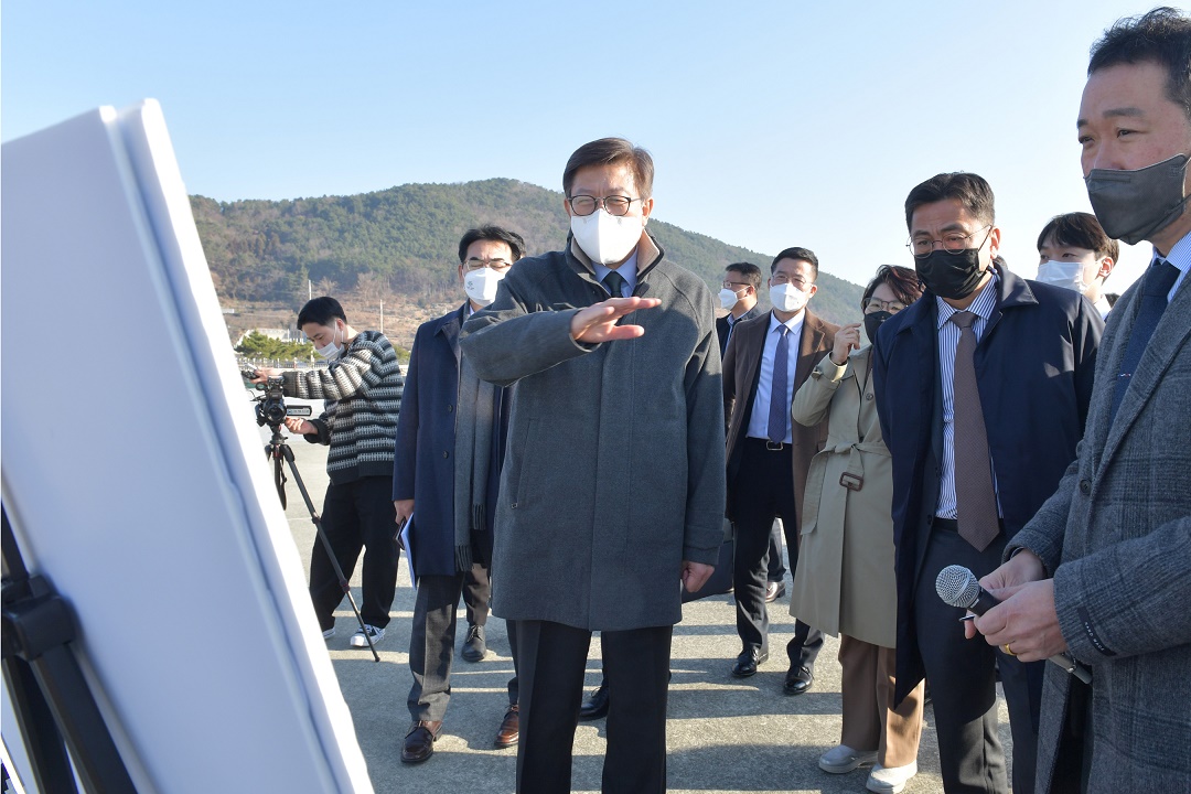 박형준 부산시장은 직접 가덕도신공항 에어시티지구 조성 예정지인 눌차만 인근 방파제를 찾았다
