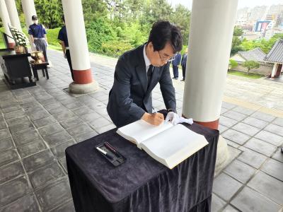부산지방법무사회 회장 최철이 2022년 충렬사 참배
