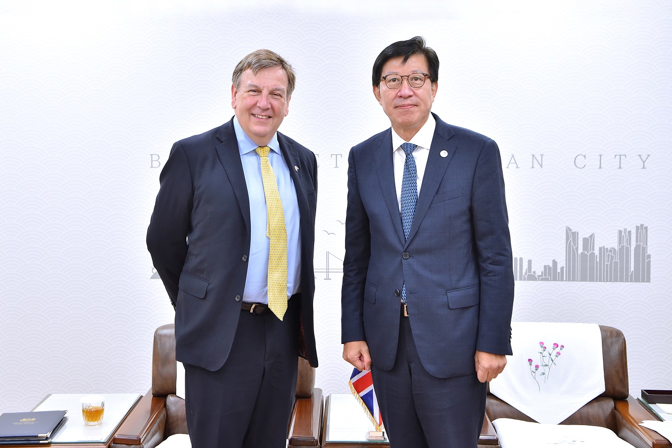   박형준 부산시장이 오늘(30일) 오전 존 위팅데일(John Whittingdale) 영국의 한국 전담 무역 특사를 만나 부산-영국 간 경제·무역 분야 협력 방안을 논의하고, 2030세계박람회 부산 유치 지지를 당부했다.