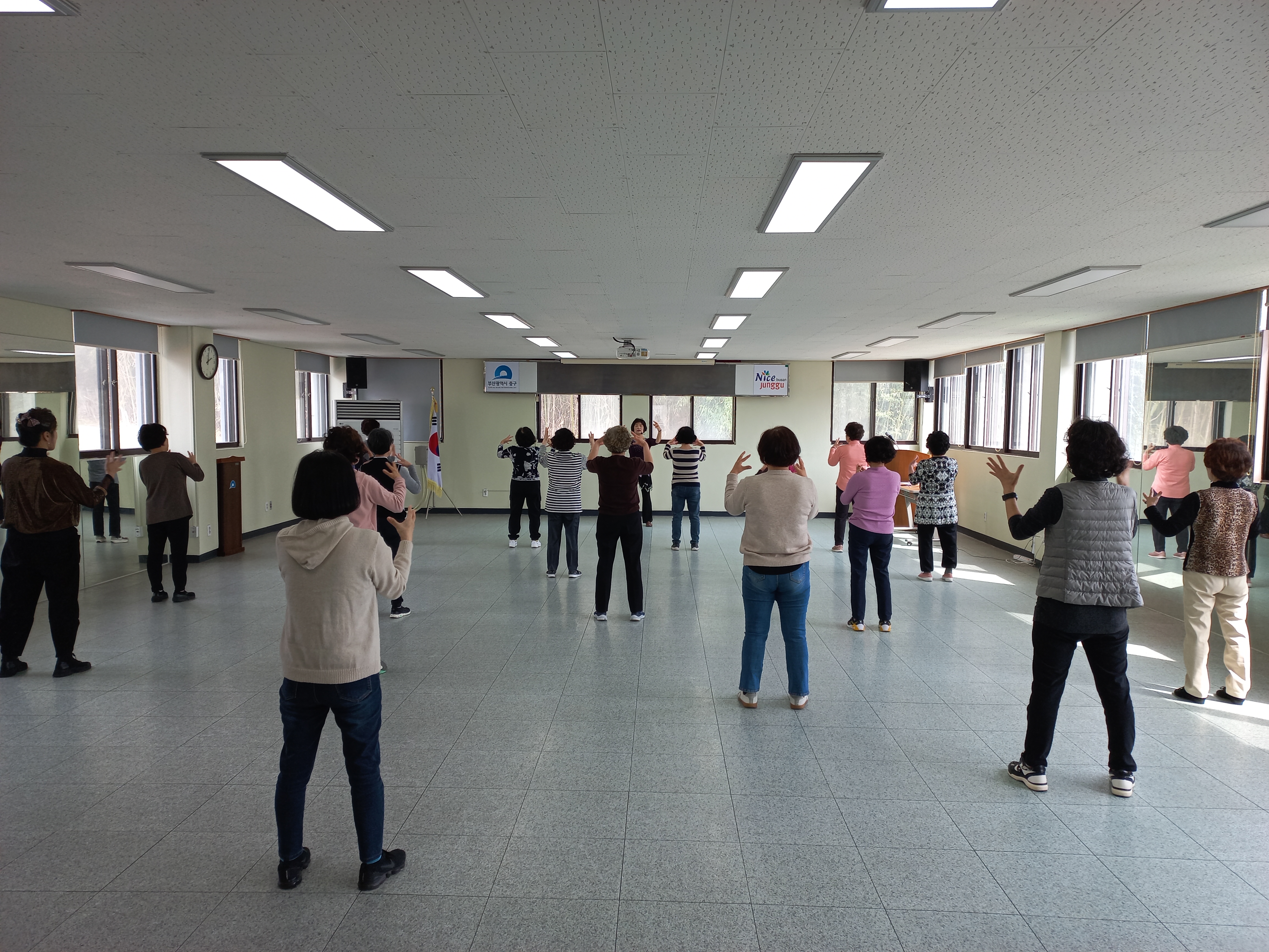 대청동 주민자치회 프로그램 스트레칭과라인댄스(4월) 사진1