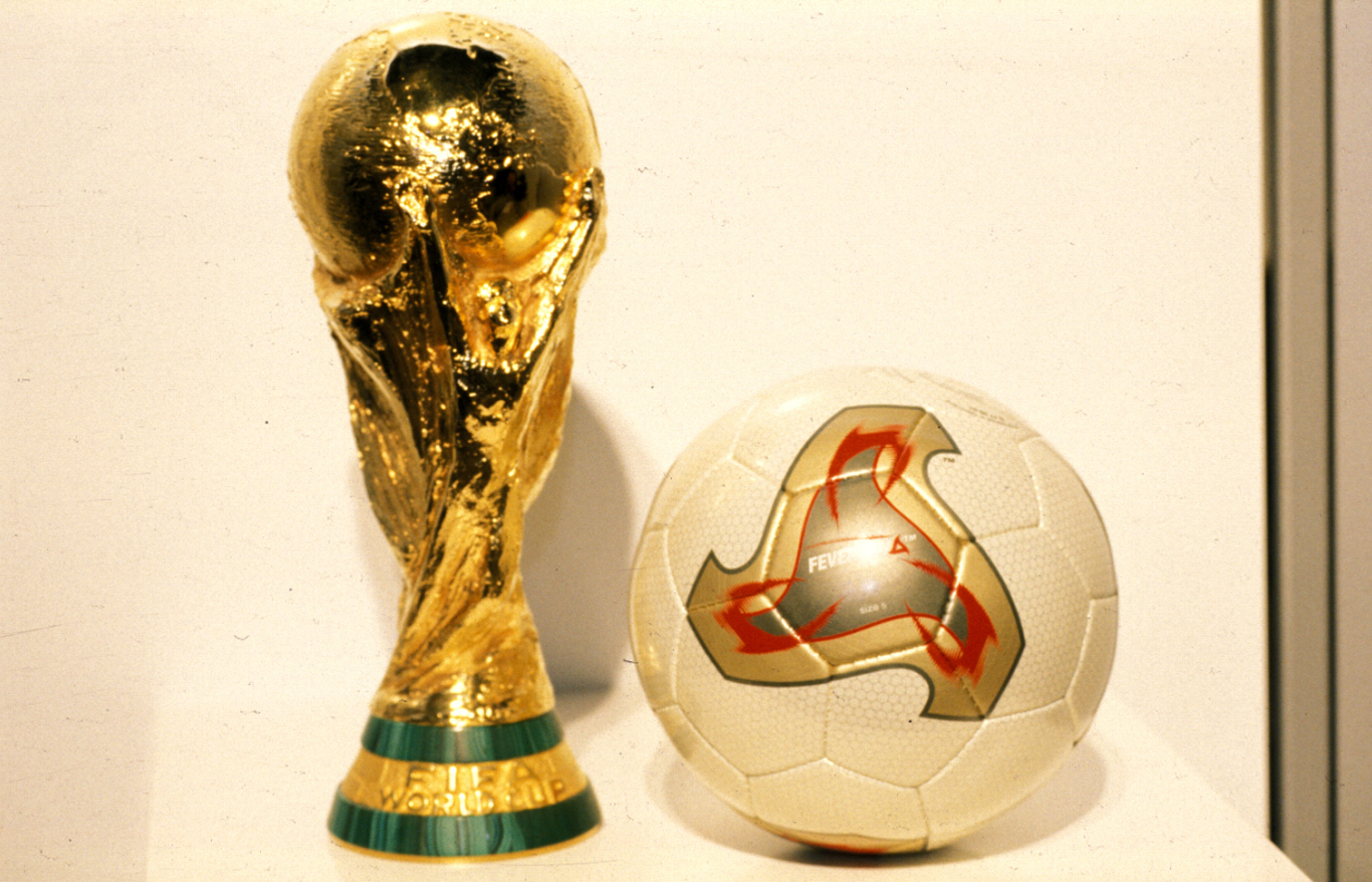 2002 월드컵 공식구와 트로피썸네일