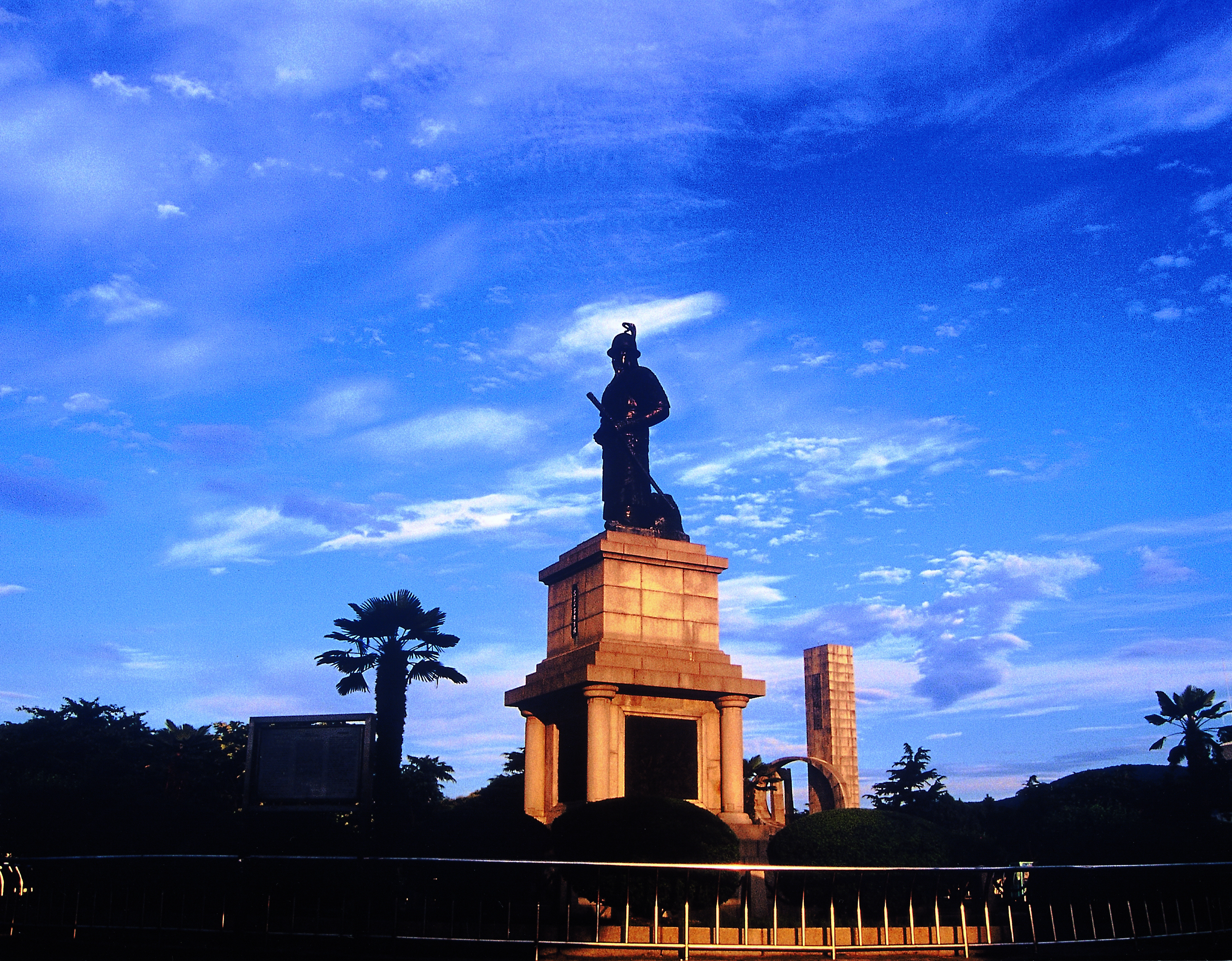 용두산공원 이순신장군 동상