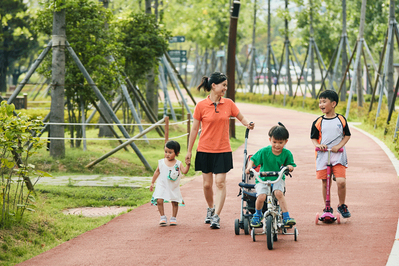 부산시민공원 산책로를 따라 산책중인 가족 나들이객.