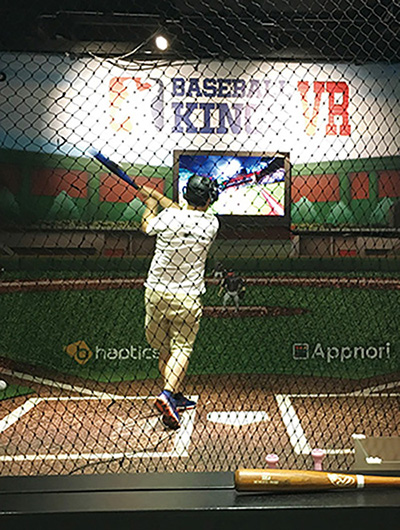 이현욱 대표는 VR 야구게임 ‘내일은 야구왕’을 대만에 수출한다(사진은 대만 타이베이 HTC사 VR 체험존에 선보인 앱노리 VR 야구게임 ‘베이스볼 킹즈’).