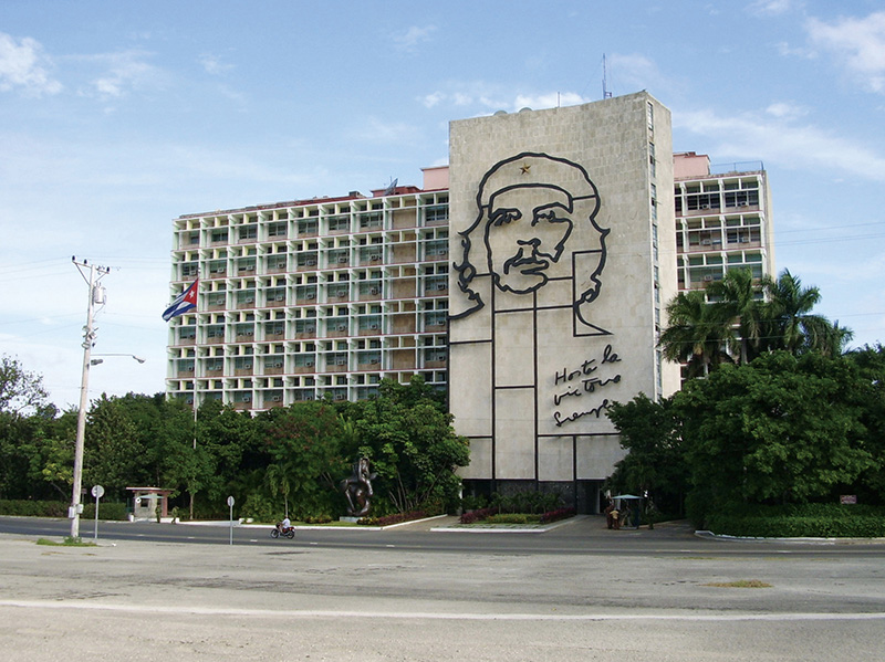 혁명가 체 게바라의 나라 쿠바. 쿠바의 수도 아바나 혁명광장의 내무부 건물에는 체 게바라의 얼굴이 그려져 있다.