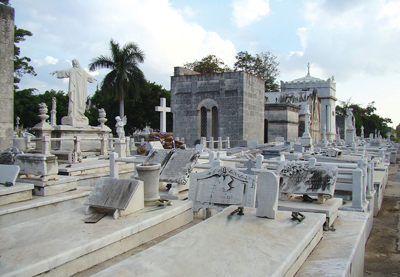 세계 4대 묘지로 불리는 세멘테리오 꼴롱 묘지는 아름다운 조각들이 많아 관광객들이 즐겨찾는 곳이다. 