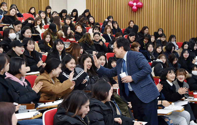 지난 12월 5일 서병수 시장이 부산 신라대학교에서 취업준비생들과 소통의 시간을 갖고하이파이브를 하는 모습
