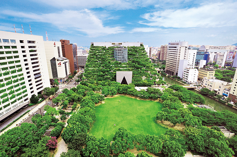 후쿠오카 도시철도 텐진역을 나와 나카스강 방면으로 가다 보면 문화 공간 ‘아크로스 후쿠오카’가 나온다. 푸른 식물로 덮혀 있는 계단식 정원이 인상적인 건물이다.