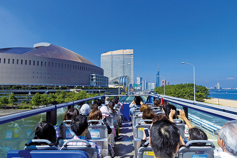 ‘후쿠오카 오픈 탑 버스’를 이용하면 관광명소를 편하게 둘러볼 수 있다. ‘후쿠오카 오픈 탑 버스’에는 GPS기능이 있는 단말기를 배치, 각 명소에 들를 때마다 한국어 안내 서비스를 이용할 수 있다.
