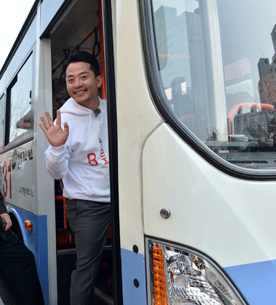 부산 대중교통 수송분담률이 지난해 상승세로 돌아섰다(사진은 지난 2월 23일 부산 대중교통 명예홍보대사인 개그맨 김준호 씨가 중앙버스전용차로 구간 시내버스를 타고 홍보활동을 벌이는 모습).