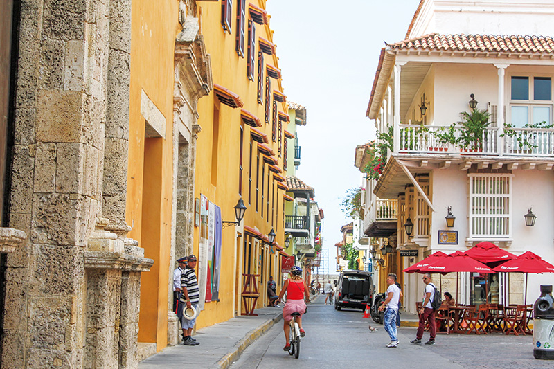  콜롬비아의 항구도시인 카르타헤나 구시가지는 16~17세기 식민지 시절의 건축양식이 고스란히 보존돼 있다. 좁은 골목을 따라 줄지어 선 오래된 건물들은 다채롭고 화사한 색을 칠했고 꽃이 만발한다.