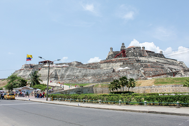 카르타헤나의 산펠리페 성은 17세기 스페인 군대가 약 100년에 걸쳐 쌓아 올린 요새다. 식민시대 군사 요새의 전형으로 구시가지와 함께 1984년 유네스코 세계 문화유산으로 등재됐다.