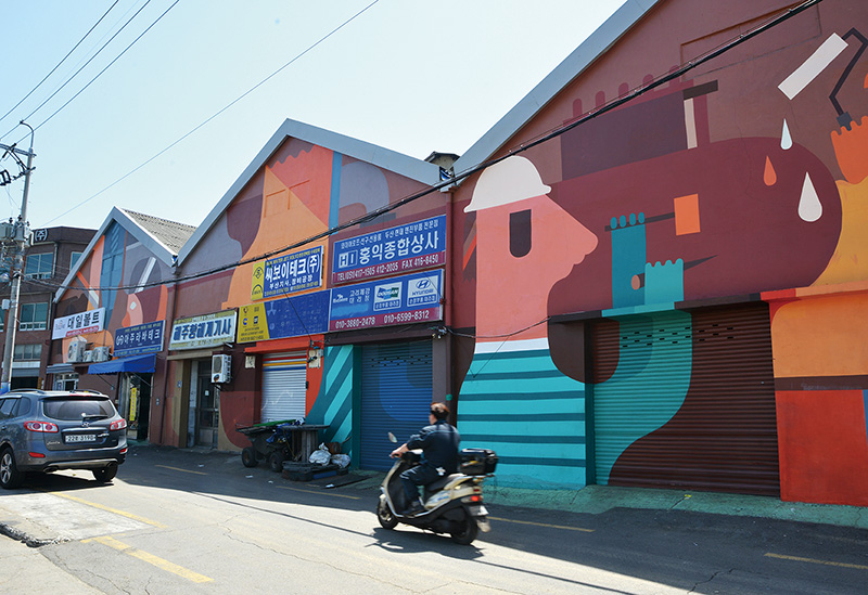 영도 대평동 수리조선소길은 한국 근대조선공업의 발상지다. 지금은 도시재생을 통해 영도 ‘깡깡이 예술마을’로 거듭나고 있다(사진은 도시재생사업의 일환으로 오래된 창고에 벽화를 그린 모습).