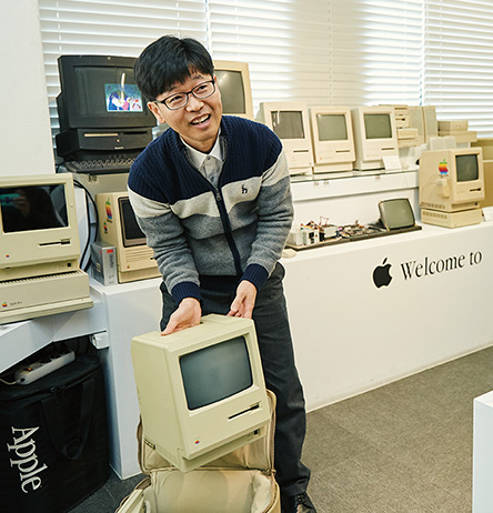 엄대흠 대표는 1991년부터 모아온 애플컴퓨터 100여 대로 2014년 4월 중구 중앙동에 있는 ‘40계단문화관광테마거리’에 박물관을 열었다(사진·권성훈).