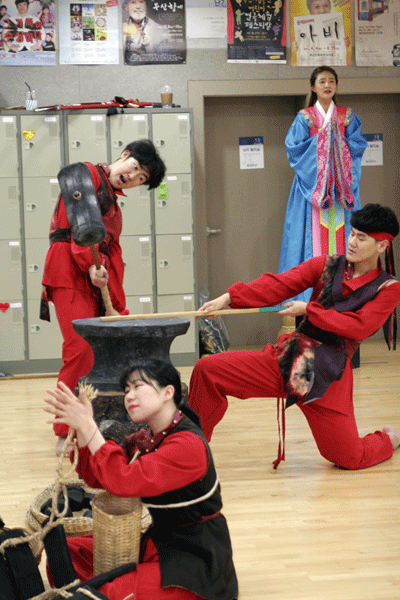 부산시립극단이 창단 20주년 두 번째 무대로 창작뮤지컬 상사화를 공연한다(사진은 리허설 장면).