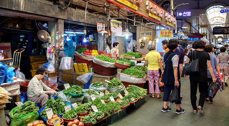 부전마켓타운은 값싸고 신선한 채소를 비롯해 각종 식재료가 가득하다. 