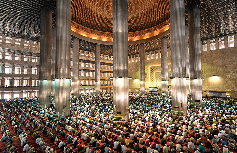 동남아에서 가장 큰 이슬람 사원인 이스티크랄사원 기도 모습. 인도네시아는 세계에서 가장 많은 무슬림이 살고 있지만 종교적 다양성을 존중하는 나라다.