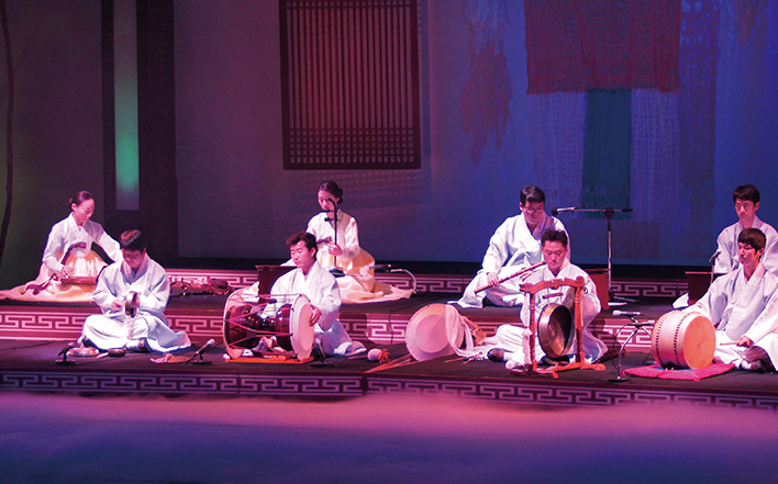 2007년 창단한 전통음악연주단 ‘쟁이’는 가·무·악 모두 가능한 단원들로 구성됐다(사진은 ‘쟁이’ 공연 모습).