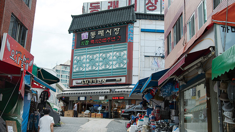 ‘동래시장’은 조선시대 동래읍성 5일장에서 유래한 시장으로 지금도 동래부동헌을 비롯한 다양한 유적들이 감싸고 있다. 