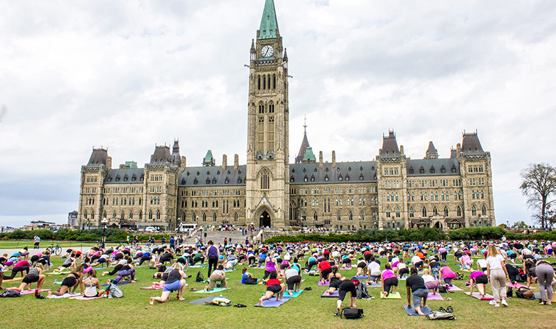 매년 5월에서 8월까지 국회의사당 야외 잔디밭에서 무료 야외 요가 수업이 열린다.