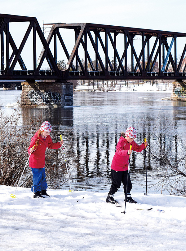 캐나다 사람들은 길고 추운 겨울을 기꺼이 받아들이며 겨울 스포츠를 즐긴다(사진은 오타와 강변에서 크로스컨트리 스키를 즐기는 아이들).