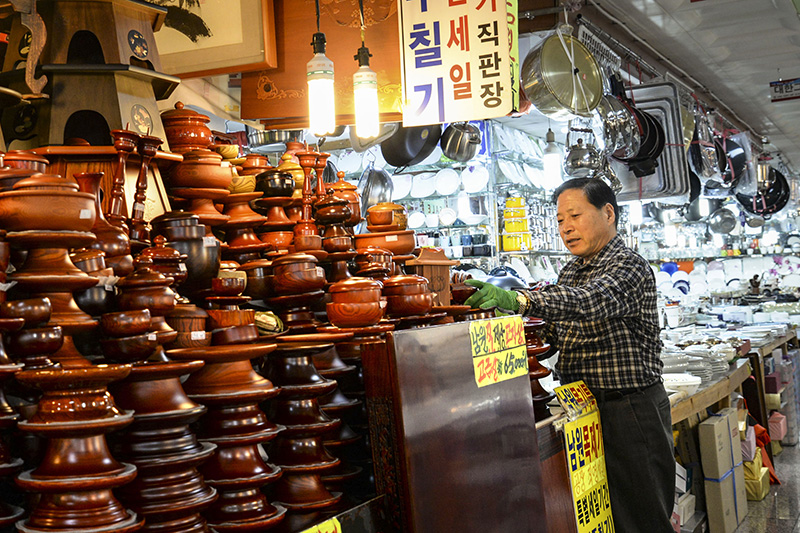 혼수품으로도 유명한 부산진시장에는 그릇 가게가 다수 입점해 있다(사진은 판매용 제기를 닦고 있는 한 상인의 모습).