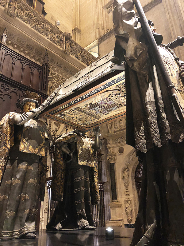 세비야 대성당의 콜럼버스 묘는 스페인 땅을 할거하던 네 명의 가톨릭 왕국의 왕들이 상여처럼 메고 서 있다.