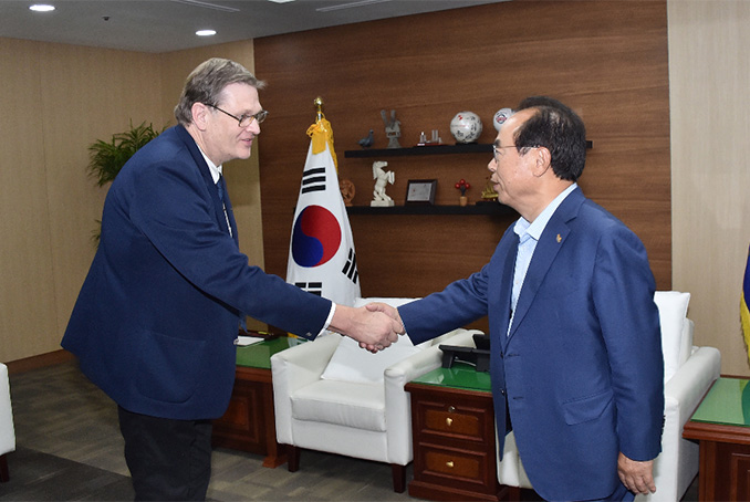 Busan Mayor Oh Geo-don and IeSF president Colin Webster