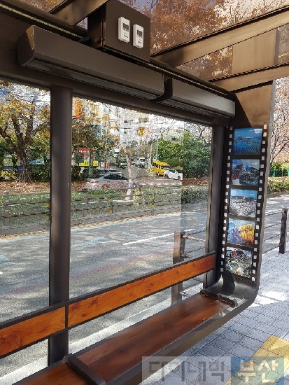 시민들이 겨울철이나 여름철 추위나 더위 속에서 버스를 기다리지 않도록 정류소에 온열의자와 에어커튼을 설치한다. 사진은 온열의자가 설치된 모습