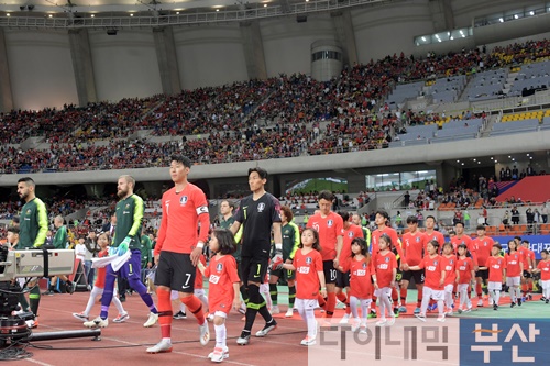 올해 6월 열린 A매치 경기 한국축구대포팀 선수들 입장 모습