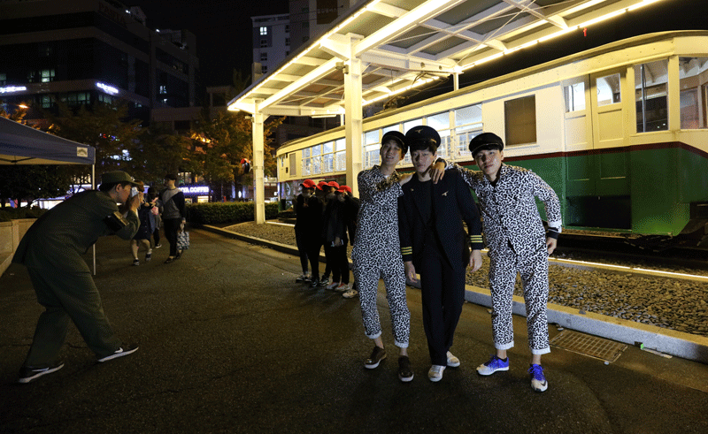 사진은  피란수도 부산 야행 참가자들이 옛 교복을 입고 옛 부산전차 앞에서 기념촬영을 하는 모습.