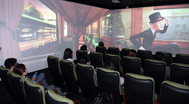 부산영화체험박물관을 찾은 관람객들이 3면이 스크린인 상영 시설을 체험하고 있는 모습