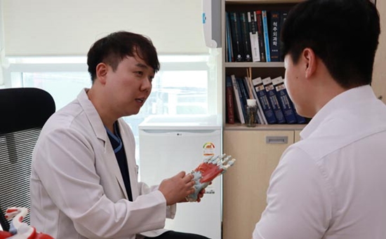 발 내딛는 순간, 찌릿한 통증… ‘족저근막염’ 신호 의심해야 기사 사진