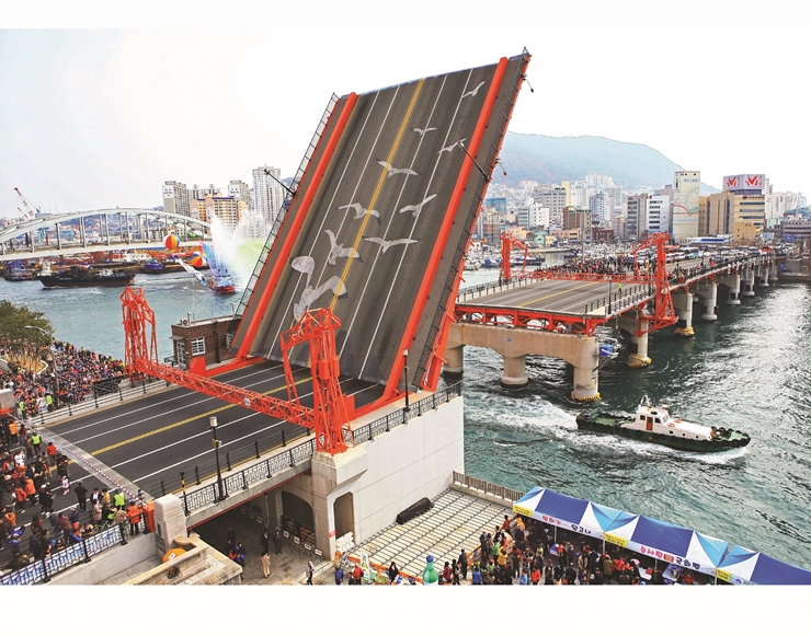 91살 영도다리가 들려주는 부산 이야기 기사 사진