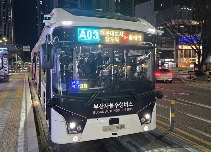 “운전대 스스로 ‘척척’…심야 자율주행 버스, 생각보다 안전·편안하네”
