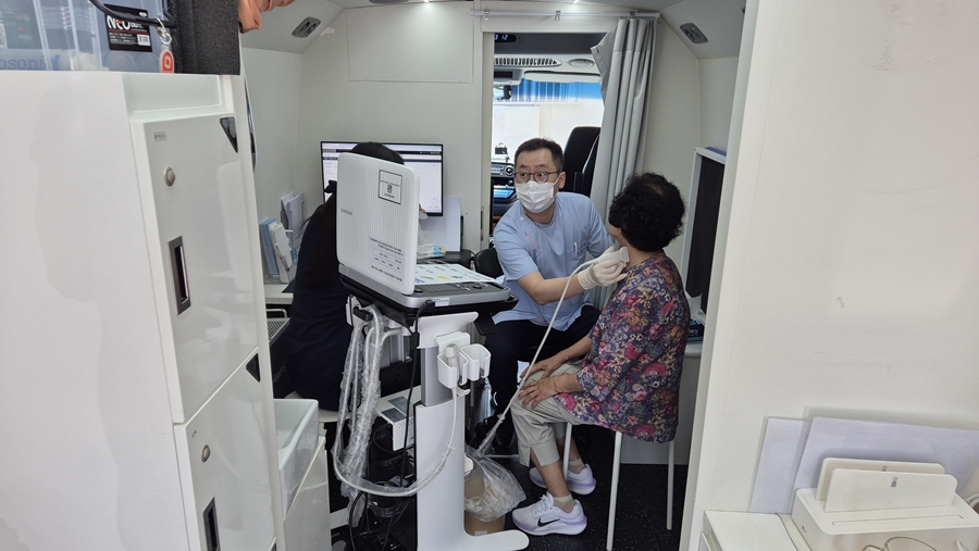 진료·요양·돌봄…병원 아닌 집에서 한 번에 받는다