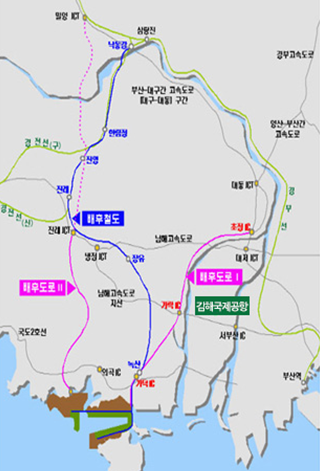 김해국제공항, 배후도로1: 초정ic- 가락ic- 가덕ic로 연결
			   배후도로2, 배후철도: 낙동강 - 한림정 - 진영 - 진례 - 장유 - 녹산