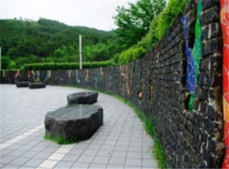 대천공원 길가에 설치된 옹벽 디자인 사진