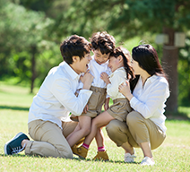 공원에서 같이있는 가족