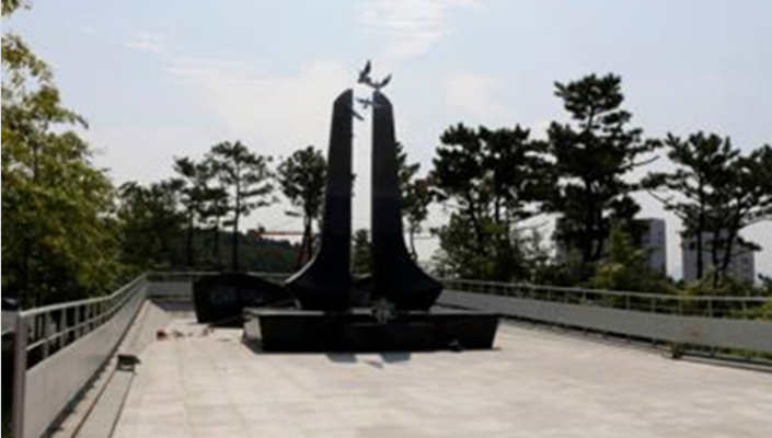 옥외공간에 설치된 추모탑 이미지