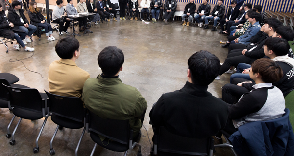 청년둘이 둥근 원을 그리며 앉아서 토론하는 모습