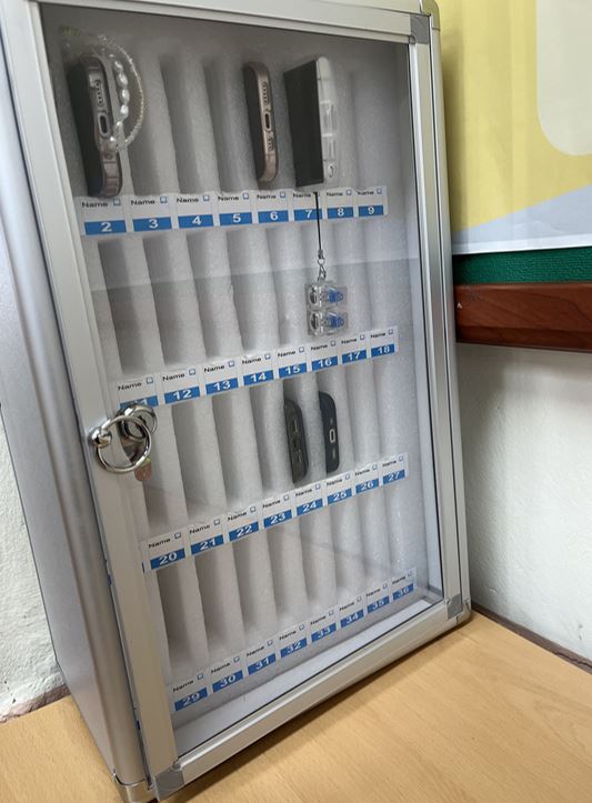 학교에서 핸드폰을 사용할 수 없다고요?! 대표이미지
