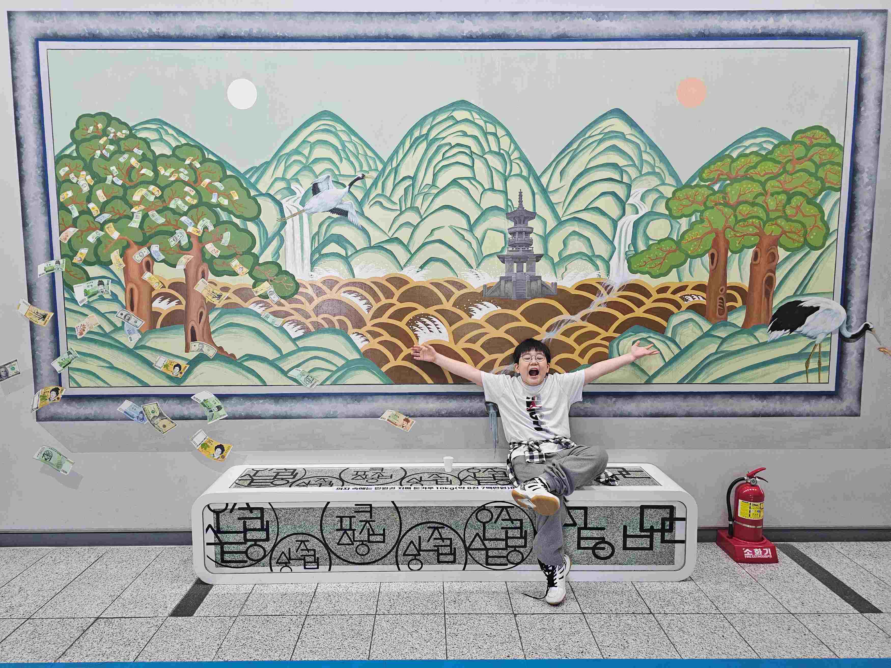 100억 원 큐브와 책갈피의 비밀! 한국은행 부산본부 탐방기 대표이미지