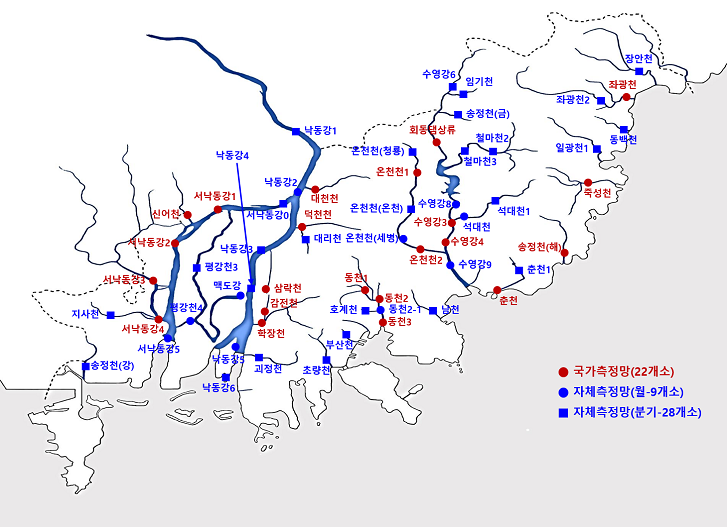 조사지점 위치도 국가측정망(22개소:좌광천, 죽성천, 송정천(해), 회동댐상류, 온천천1, 온천천2, 춘천, 수영강3, 수영강4, 동천1, 동천2, 동천3, 대천천, 덕천천, 삼락천, 감전천, 학장천, 서낙동강1, 서낙동강2, 서낙동강3, 서낙동강4, 신어천)
자체측정망(월-9개소:수영강8, 수영강9, 석대천, 온천천(세병), 동천2-1, 맥도강, 평강천4, 낙동강5, 서낙동강5)
자체측정망(분기-28개소:장안천, 좌광천2, 동백천, 일광천, 수영강6, 임기천, 송정천(금), 철마천2, 철마천3, 석대천1, 춘천1, 온천천(청룡), 온천천(온천), 남천, 호계천, 부산천, 초량천, 대리천, 낙동강1, 낙동강3, 낙동강4, 서낙동강0,
평강천3, 괴정천, 낙동강6, 지사천, 송정천(강))