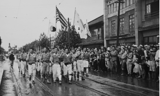 미군 진주를 환영하는 치안대 시가행진(1945. 9.16) 사진
