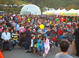 금련산축제에서 시민들 모습1