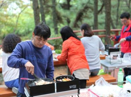 청소년 가족야영캠프에서 식사준비를 하는 모습